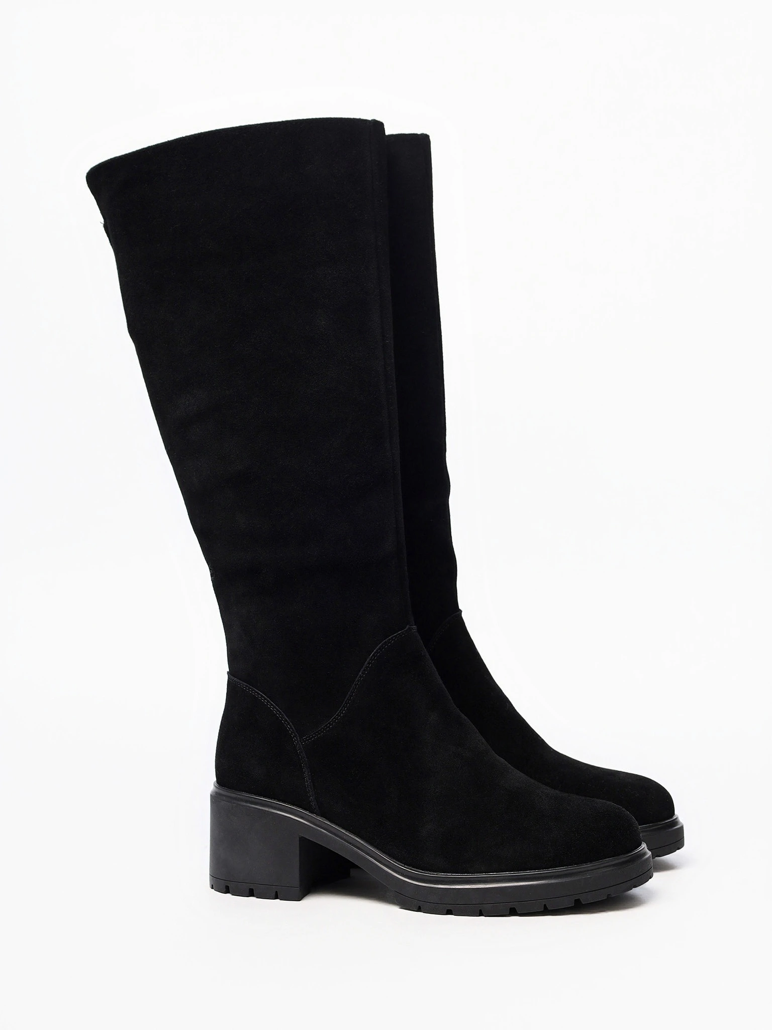 Сапоги черного цвета из натуральной замши на высоком каблуке